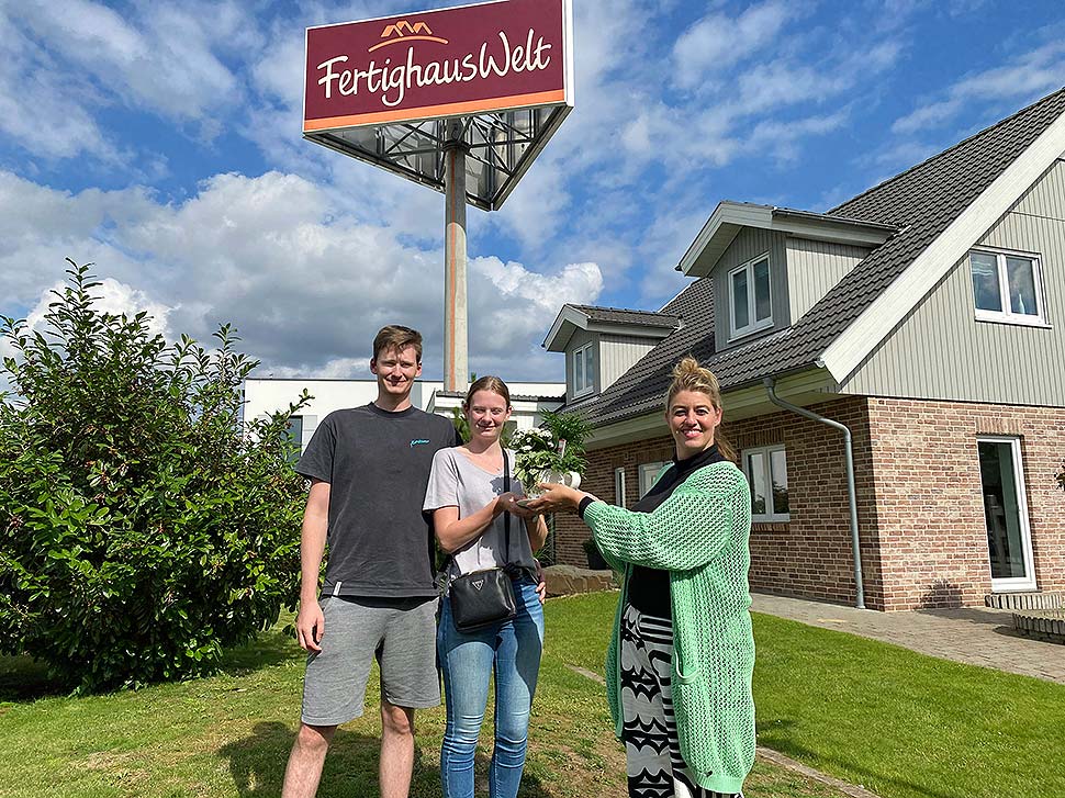 Für Familie Lehmann hat sich der Besuch in der FertighausWelt Köln gleich in mehrfacher Hinsicht gelohnt. Foto: BDF