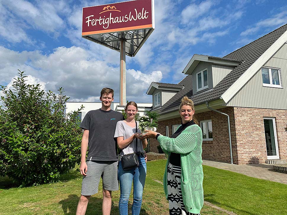 Für Familie Lehmann hat sich der Besuch in der FertighausWelt Köln gleich in mehrfacher Hinsicht gelohnt. Foto: BDF