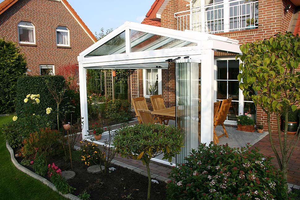 Sommer- oder Wintergarten? Unterschiede kennen und die richtige Wahl treffen. Foto: Sunflex Sommer- oder Wintergarten? Unterschiede kennen und die richtige Wahl treffen. Foto: Sunflex