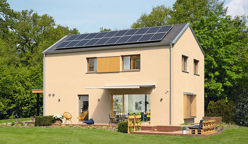 So kann es aussehen. Im WeberHaus sunshine erzeugt eine Photovoltaikanlage Strom, mit dem der Batteriespeicher gespeist wird. Der anschließende Verbrauch kann über wibutler verwaltet werden. Foto: WeberHaus