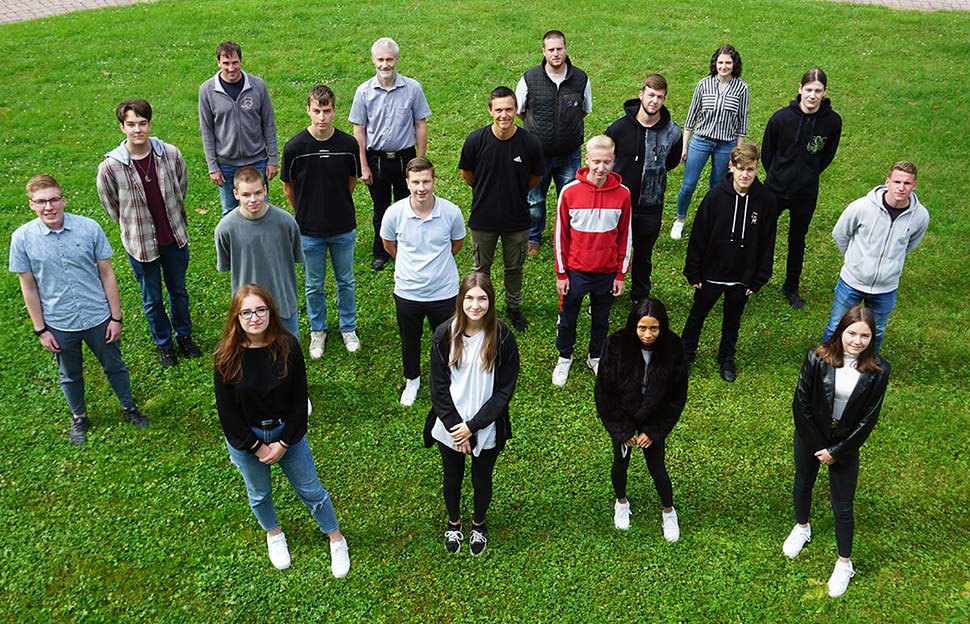 Die meisten der Berufsanfänger starten ihre Ausbildung bei Bien-Zenker mit einem Rundgang durch alle Abteilungen. Foto: Bien-Zenker Die meisten der Berufsanfänger starten ihre Ausbildung bei Bien-Zenker mit einem Rundgang durch alle Abteilungen. Foto: Bien-Zenker