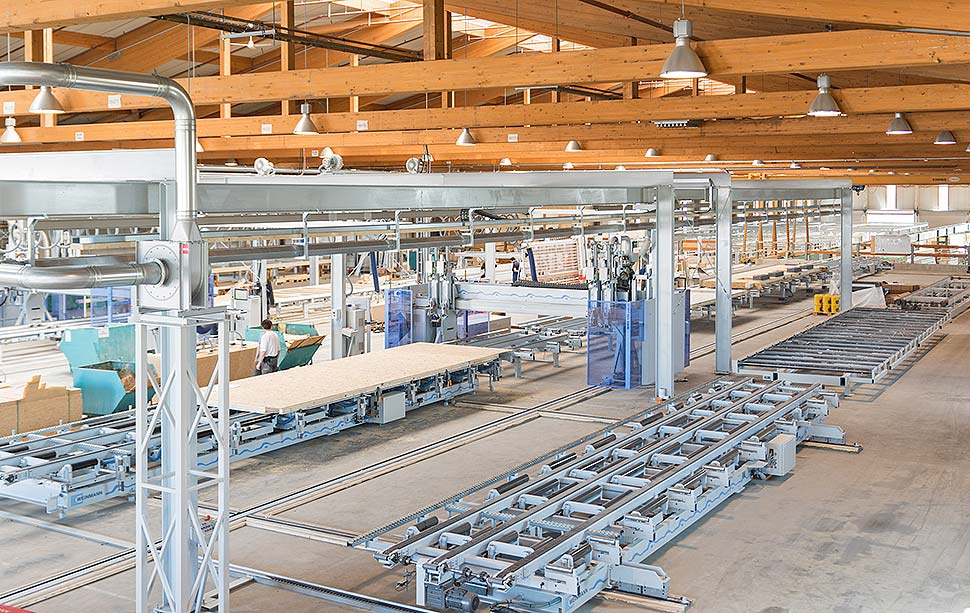 Fertighäuser werden im Werk vorgefertigt, ehe sie schnell und planungssicher auf dem Baugrundstück errichtet werden. Foto: BDF / Haas Fertigbau Fertighäuser werden im Werk vorgefertigt, ehe sie schnell und planungssicher auf dem Baugrundstück errichtet werden. Foto: BDF / Haas Fertigbau