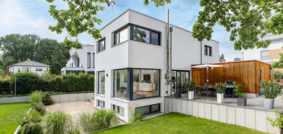 Bauherren und das Klima profitieren von dem hohen Qualitätsstandard neu gebauter Fertighäuser. Foto: BDF / Gruber Holzhaus / Franz Bauer, Pantografie Bauherren und das Klima profitieren von dem hohen Qualitätsstandard neu gebauter Fertighäuser. Foto: BDF / Gruber Holzhaus / Franz Bauer, Pantografie