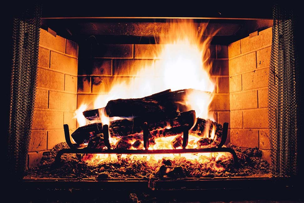 Gemütlich am Kamin: Heizen mit Holz zeitgemäß? Foto: pixabay.com