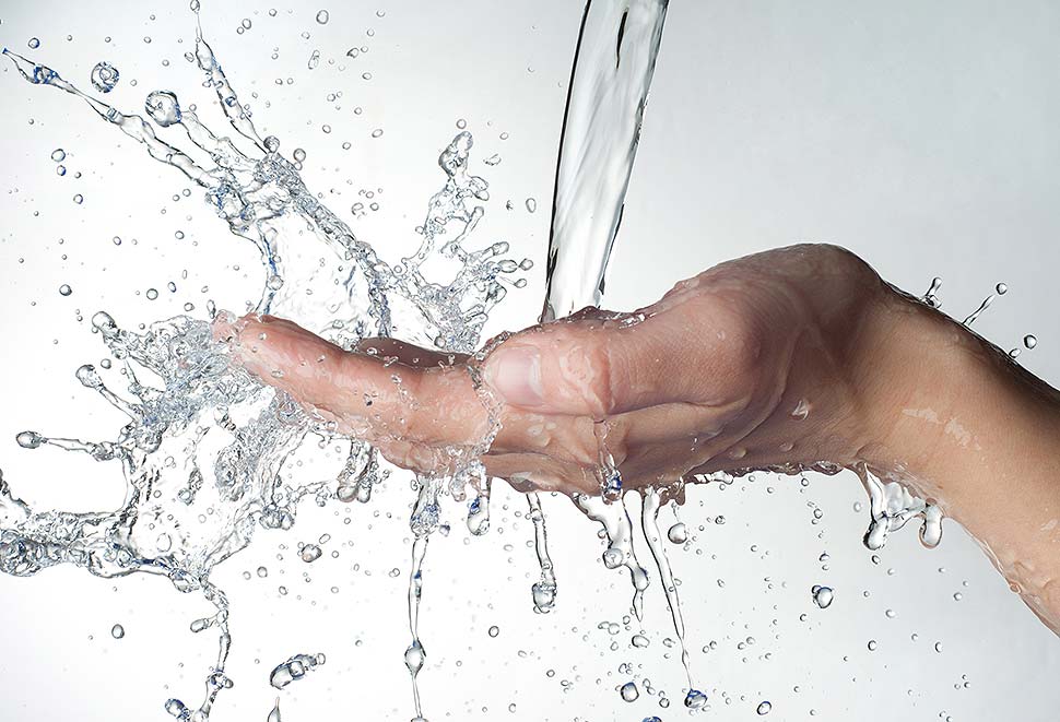 Weiches Wasser - ein gutes Gefühl. Foto: Vladyslav Bashuktdkyy / fotolia.jpg Weiches Wasser - ein gutes Gefühl. Foto: Vladyslav Bashuktdkyy / fotolia.jpg