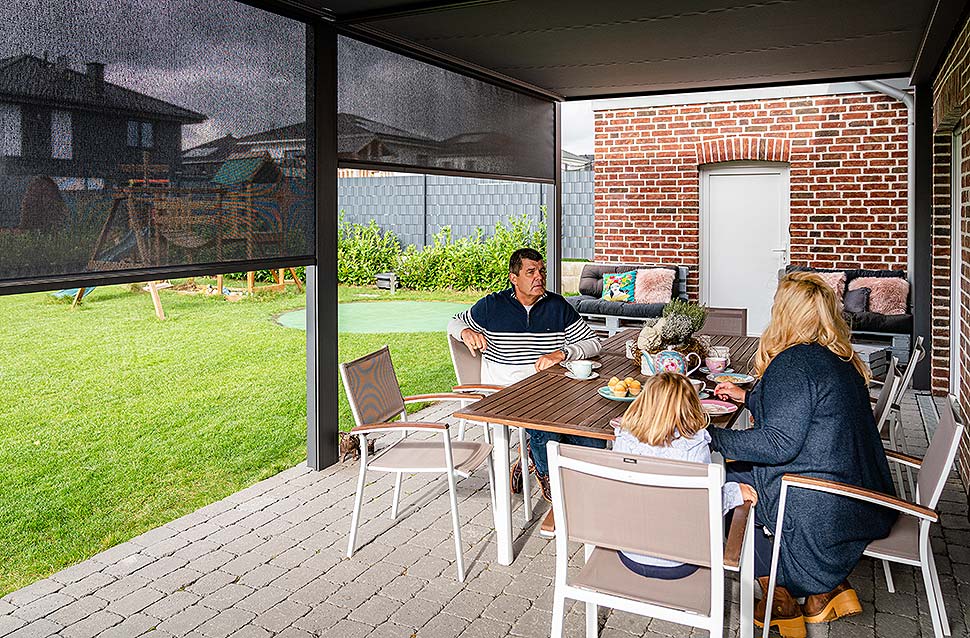Terrassendächer und Wintergarten ermöglichen auch bei schlechtem Wetter den Aufenthalt an der frischen Luft Quelle: Bundesverband Rollladen + Sonnenschutz e.V. (BVRS), Industrievereinigung Rollladen-Sonnenschutz-Automation (IVRSA) Terrassendächer und Wintergarten ermöglichen auch bei schlechtem Wetter den Aufenthalt an der frischen Luft Quelle: Bundesverband Rollladen + Sonnenschutz e.V. (BVRS), Industrievereinigung Rollladen-Sonnenschutz-Automation (IVRSA)