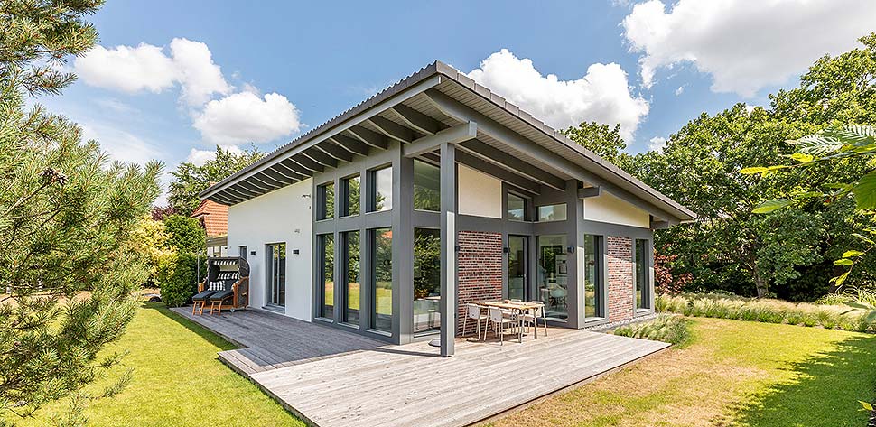 Fertighäuser werden nach den individuellen Wünschen und Bedürfnissen des Bauherrn geplant – vom kompakten Bungalow bis hin zur großen Stadtvilla. Foto: BDF / Meisterstück-HAUS