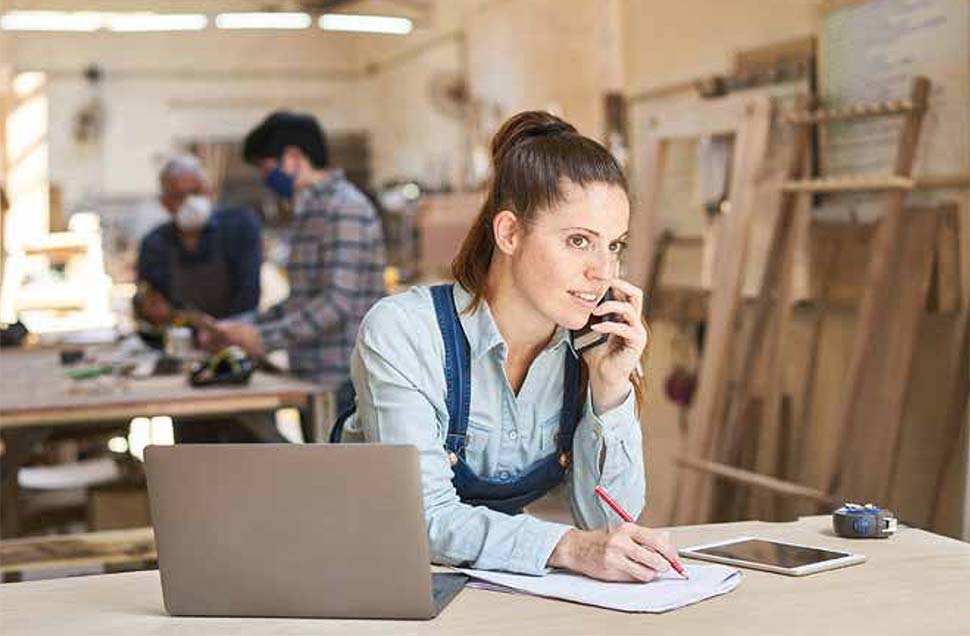 Probleme bei der Materialbeschaffung - Baufamilien und Handwerker sind gefordert. Foto: 6467 Adobe Stock / Robert Kneschke / BHW Bausparkasse