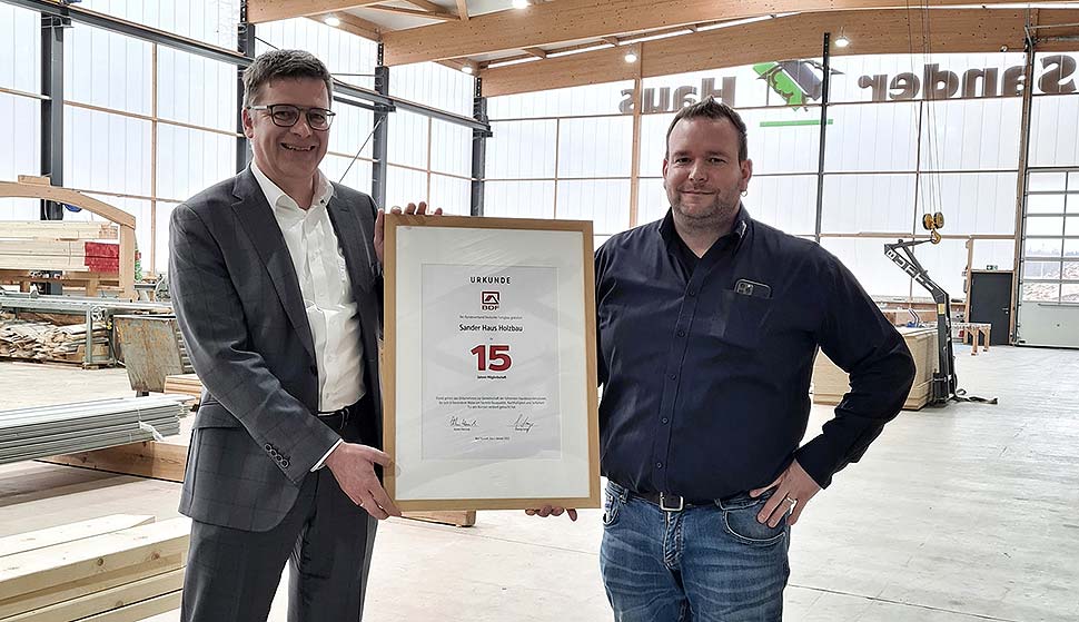 Geschäftsführer Marcel Sander (r.) erhielt eine Jubiläumsurkunde von BDF-Geschäftsführer Georg Lange (l.). Foto: Sander Haus Holzbau Geschäftsführer Marcel Sander (r.) erhielt eine Jubiläumsurkunde von BDF-Geschäftsführer Georg Lange (l.). Foto: Sander Haus Holzbau