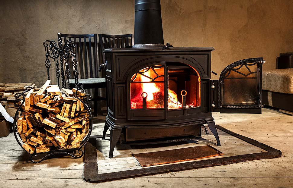 Gemütlich mit einem Kaminofen – So schön ist das Heizen mit Holz. Foto: iStock.com / terex Gemütlich mit einem Kaminofen – So schön ist das Heizen mit Holz. Foto: iStock.com / terex