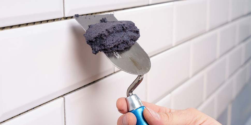 So einfach ist Fliesenlegen heute: Mörtel für Selbermacher werden nicht mehr großflächig aufgetragen, sondern einfach in die Fuge gedrückt. Foto: djd / Knauf Bauprodukte / Philipp Kudella So einfach ist Fliesenlegen heute: Mörtel für Selbermacher werden nicht mehr großflächig aufgetragen, sondern einfach in die Fuge gedrückt. Foto: djd / Knauf Bauprodukte / Philipp Kudella