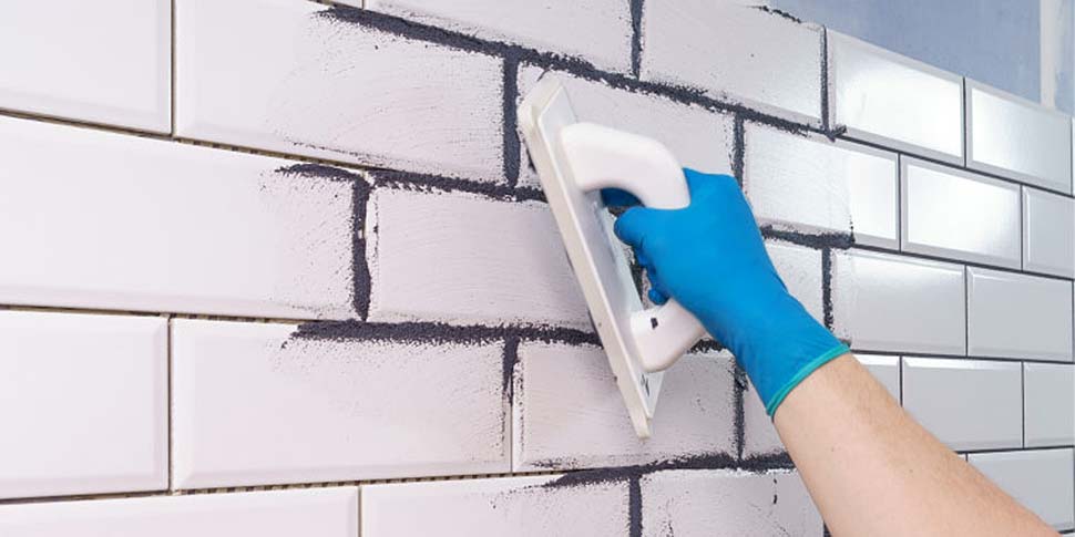 Nach dem Einbringen in die Fugen wird die fertige Mörtelmasse diagonal zum Fugennetz abgezogen. Auffällig sind die intensiven Farben, beispielsweise Schwarz. Foto: djd / Knauf Bauprodukte / Philipp Kudella Nach dem Einbringen in die Fugen wird die fertige Mörtelmasse diagonal zum Fugennetz abgezogen. Auffällig sind die intensiven Farben, beispielsweise Schwarz. Foto: djd / Knauf Bauprodukte / Philipp Kudella