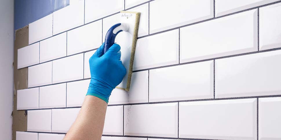 Nach dem Einbringen in die Fugen wird die fertige Mörtelmasse diagonal zum Fugennetz abgezogen. Auffällig sind die intensiven Farben, beispielsweise Schwarz. Foto: djd / Knauf Bauprodukte / Philipp Kudella Nach dem Einbringen in die Fugen wird die fertige Mörtelmasse diagonal zum Fugennetz abgezogen. Auffällig sind die intensiven Farben, beispielsweise Schwarz. Foto: djd / Knauf Bauprodukte / Philipp Kudella