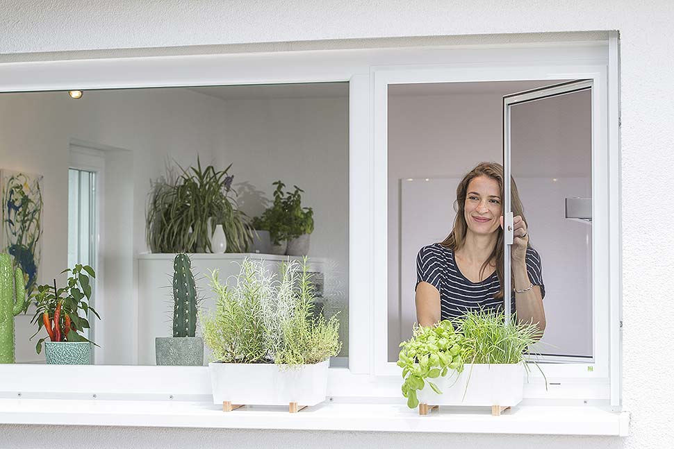 Drehrahmen erlauben das praktische Durchreichen, z.B. auf die Terrasse. Foto: VFF / Neher Systeme