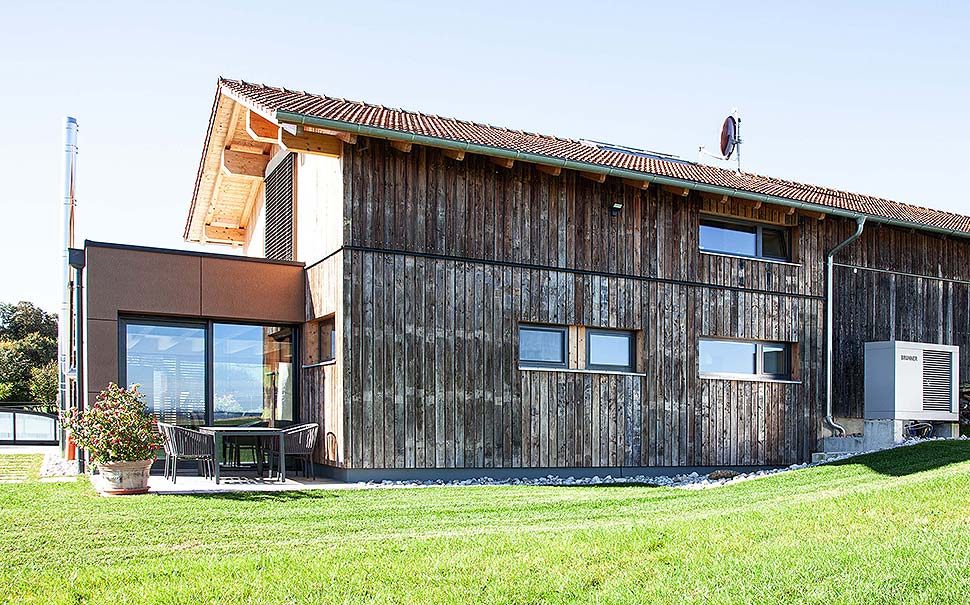 Zukunftsorientierte Wärmeversorgung: Die Kombination aus Solaranlage oder Luftwärmepumpe mit einer modernen Holzfeuerung. Foto: HKI Zukunftsorientierte Wärmeversorgung: Die Kombination aus Solaranlage oder Luftwärmepumpe mit einer modernen Holzfeuerung. Foto: HKI