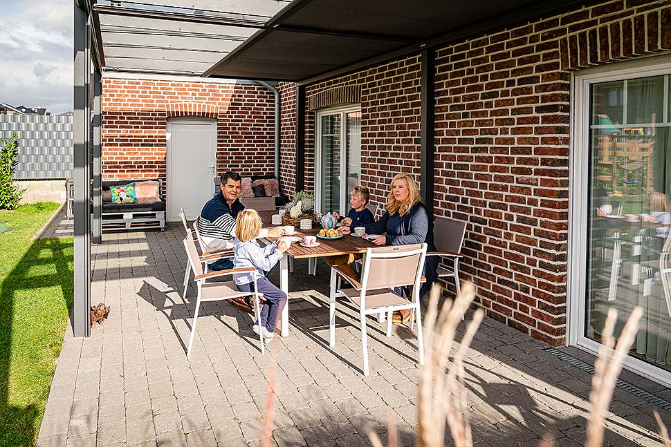 Mit dem richtigen Sonnenschutz wird der eigene Balkon oder die Terrasse zur heimischen Urlaubsoase Quelle: BVRS