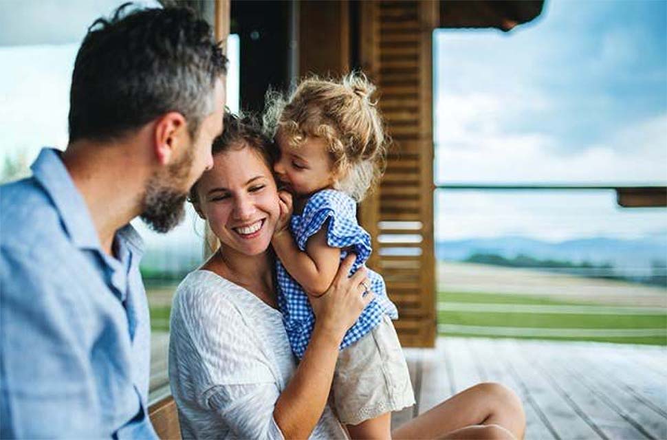 Vor allem Menschen mit kleinen Kindern schätzen die Vorzüge einer eigenen Ferienimmobilie. Foto: 1641 Postbank / (c) halfpoint