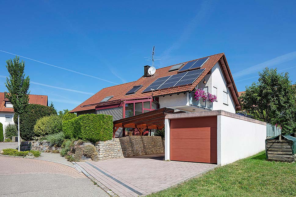 65 Prozent der sanierwilligen Hausbesitzer möchten in eine Solaranlage investieren. Solarthermie zieht fast die Hälfte zusätzlich oder stattdessen in Betracht. Foto: Bausparkasse Schwäbisch Hall 65 Prozent der sanierwilligen Hausbesitzer möchten in eine Solaranlage investieren. Solarthermie zieht fast die Hälfte zusätzlich oder stattdessen in Betracht. Foto: Bausparkasse Schwäbisch Hall