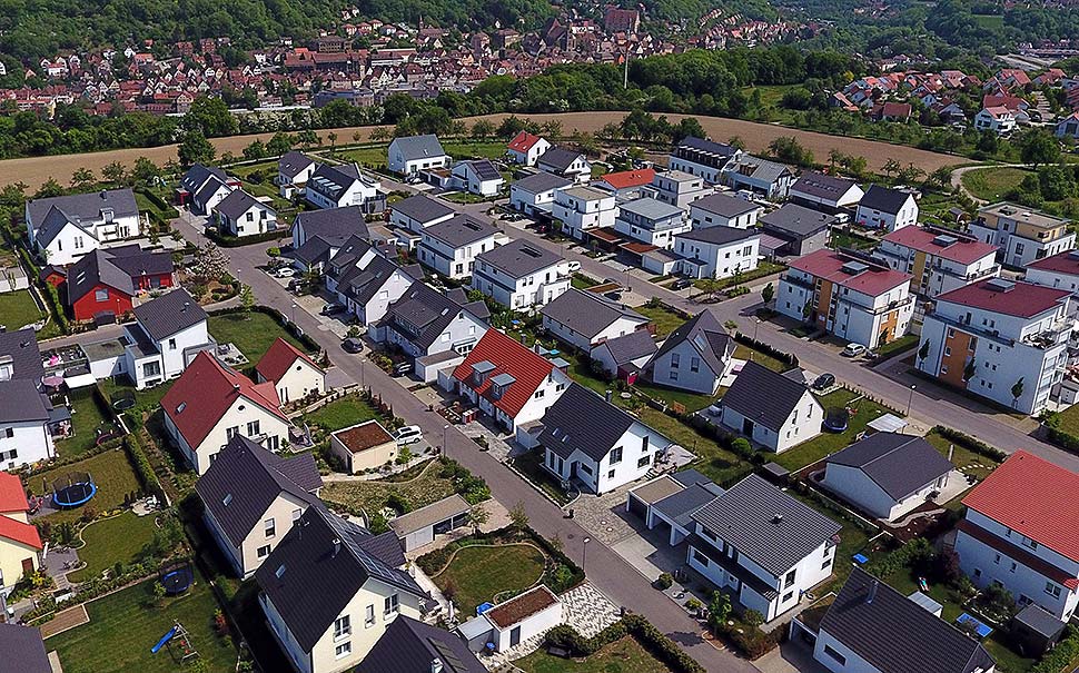 Alle Grundstücke und Immobilien in Deutschland werden neu bewertet. Grund- und Wohneigentümer müssen helfen. Foto: Bausparkasse Schwäbisch Hall Alle Grundstücke und Immobilien in Deutschland werden neu bewertet. Grund- und Wohneigentümer müssen helfen. Foto: Bausparkasse Schwäbisch Hall