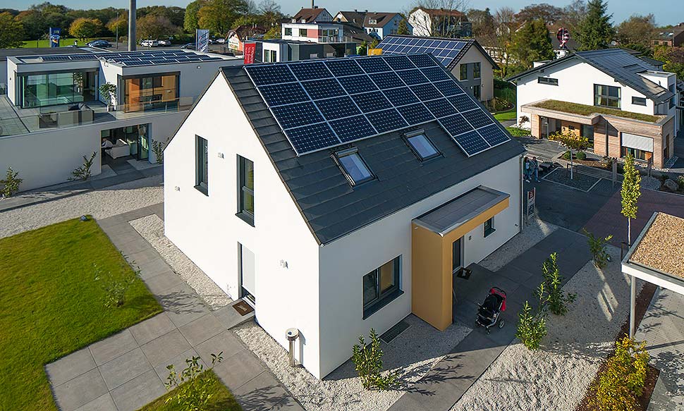 Bau- und Energiekosten sowie den Klimawandel fest im Blick: Mit einem Holz-Fertighaus stellen sich Bauherren planungs- und zukunftssicher auf. Foto: BDF / Emiliyan Frenchev Bau- und Energiekosten sowie den Klimawandel fest im Blick: Mit einem Holz-Fertighaus stellen sich Bauherren planungs- und zukunftssicher auf. Foto: BDF / Emiliyan Frenchev