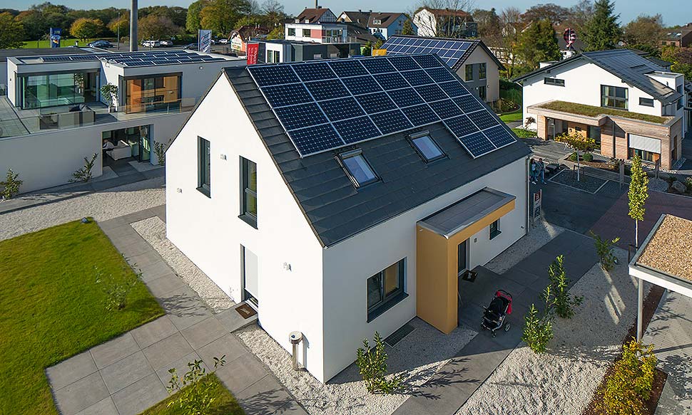 Bau- und Energiekosten sowie den Klimawandel fest im Blick: Mit einem Holz-Fertighaus stellen sich Bauherren planungs- und zukunftssicher auf. Foto: BDF / Emiliyan Frenchev