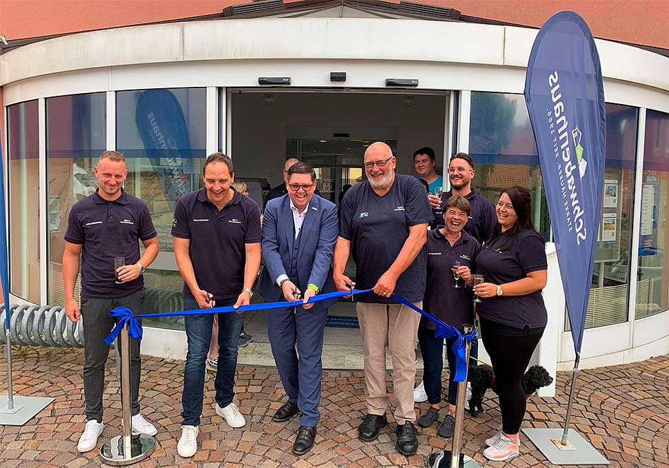 Offizieller Banddurchschnitt zur Eröffnung der neuen Miet-Kauf-Zentrale in Würzburg-Kürnach v.l.n.r. Uwe Ungar, Sascha Grössl, Christian Baumann, Christian Grössl, Marvin Schönwald, Anja Melzer, Angelina Siebert. Foto: Schwabenhaus