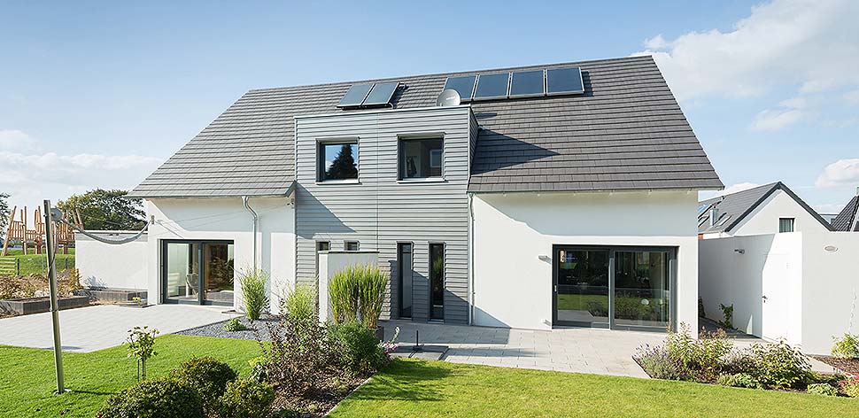 Fertighäuser sind besonders energieeffizient – als Doppelhaus umso mehr. Foto: BDF / Petershaus Fertighäuser sind besonders energieeffizient – als Doppelhaus umso mehr. Foto: BDF / Petershaus