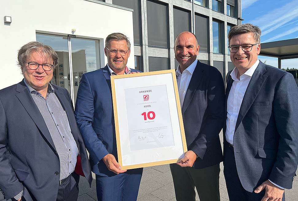 Urkundenübergabe bei KAMPA mit (v.l.n.r.) Achim Hannott (BDF-Geschäftsführer), Georg Hammerstingl (KAMPA-Geschäftsführer), Josef Haas (KAMPA-Geschäftsführer) und Georg Lange (BDF-Geschäftsführer). Foto: KAMPA