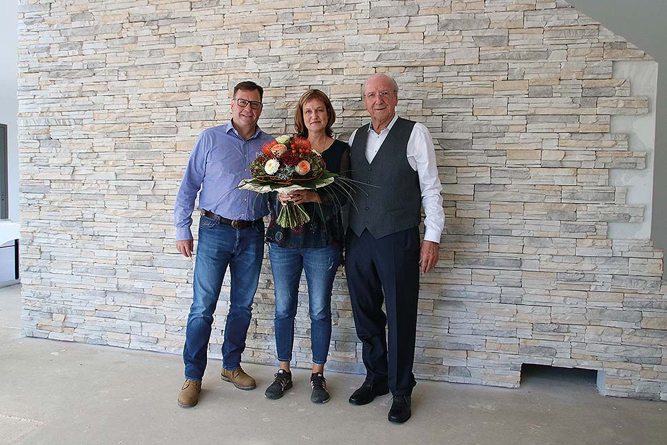 Firmengründer Hans Weber gratuliert dem glücklichen Baupaar Angelika Schwab und Hans-Peter Bleicher zu deren Eigenheim, welches das 39.000ste WeberHaus ist. Foto: WeberHaus