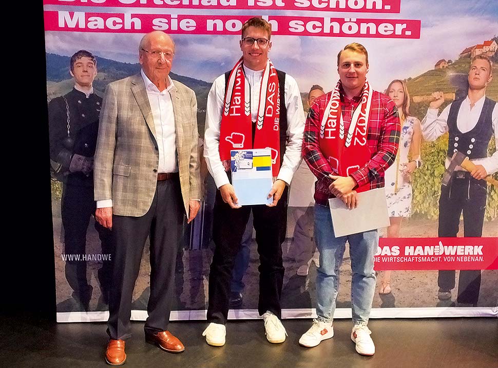 Hans Weber überreicht WeberHaus-Holzbaupreis an zwei Gesellen - v.l. Hans Weber, Jonas Baßler, Jannis Hoffmann - Foto: WeberHaus
