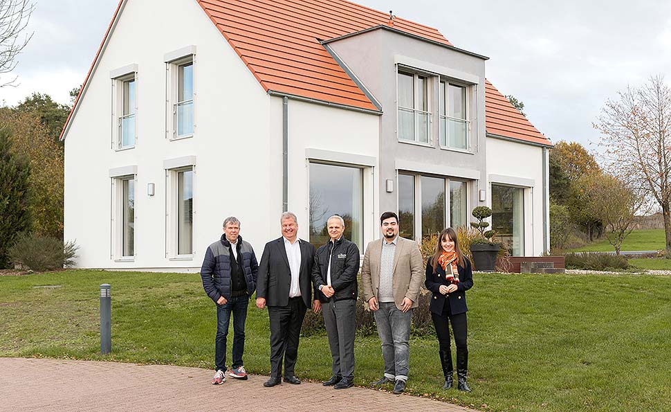 Auf Initiative der Leiterin des BDF-Hauptstadtbüros Sophie von Minckwitz besuchte Niklas Wagener MdB jetzt das Unternehmen Hanse Haus und tauschte sich mit dessen Geschäftsführern Marcus D’Agostino und Marco Hammer aus (v.r.n.l.). Ganz links im Bild ist Volker Goll, MdB-Büroleiter Bayern von Niklas Wagner. Foto: Hanse Haus