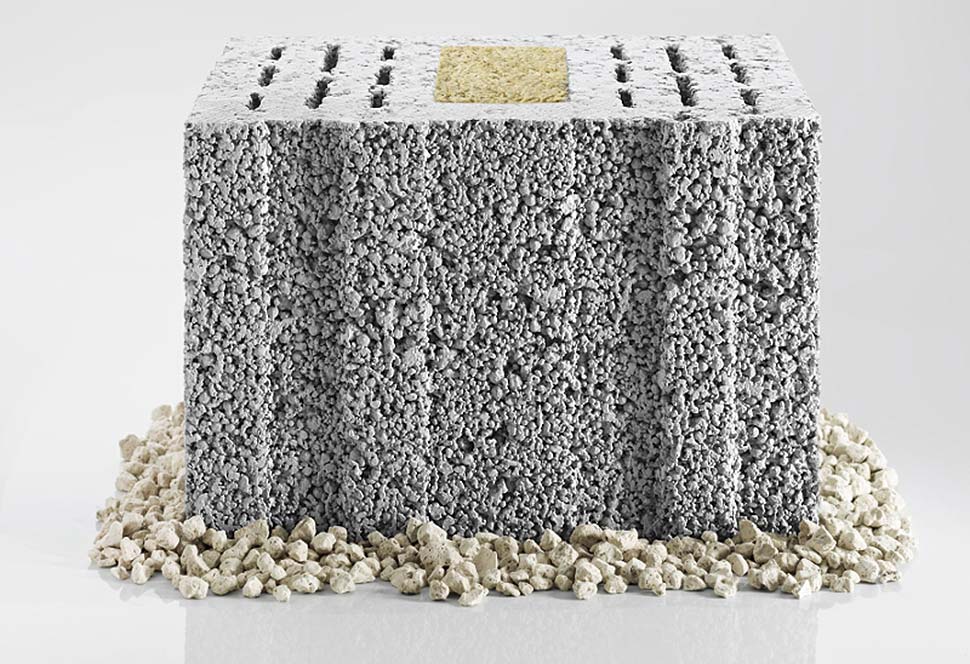 Massiver Stein als Wärmebatterie: Leichtbeton-Mauerwerk speichert die Wärme und gibt sie bei kalten Temperaturen in den Raum ab. So herrscht zu jeder Jahreszeit ein ausgewogenes Temperaturniveau. Foto: KLB