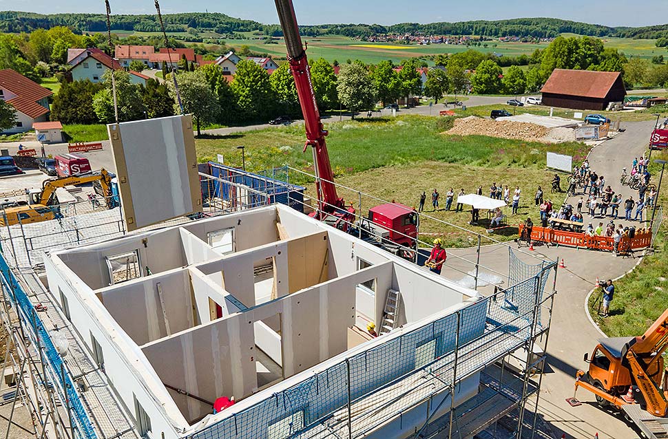 Wie wird ein Fertighaus gebaut? – Beim „Tag des deutschen Fertigbaus“ erhalten Bauinteressierte auch in diesem Jahr Antworten. Foto: BDF / SchwörerHaus