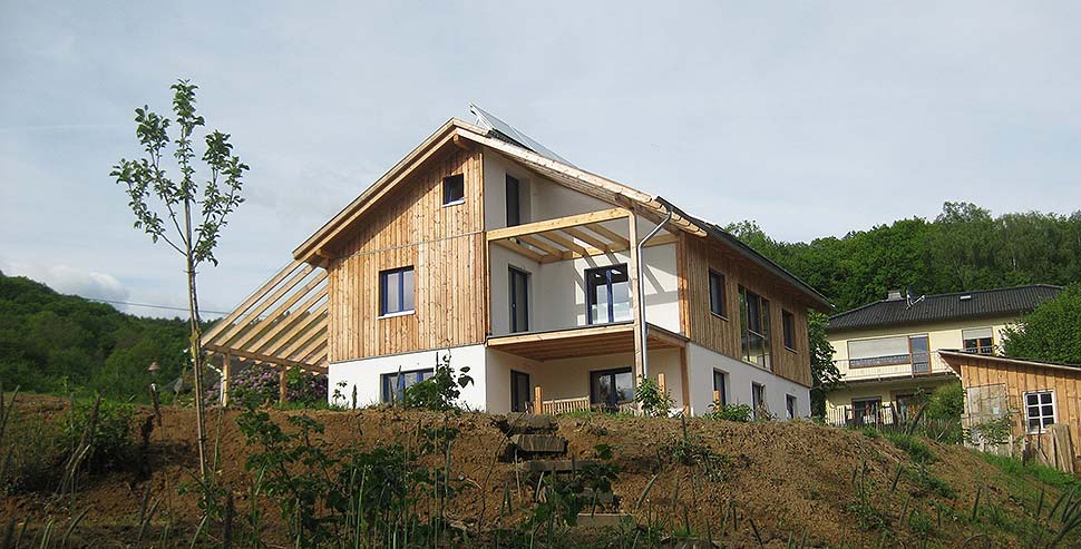 Holz statt Beton: Holzhäuser sind schnell gebaut, dämmen auf natürliche Weise gut und binden CO2 aus der Luft. Foto: Zimmerei Treibholz