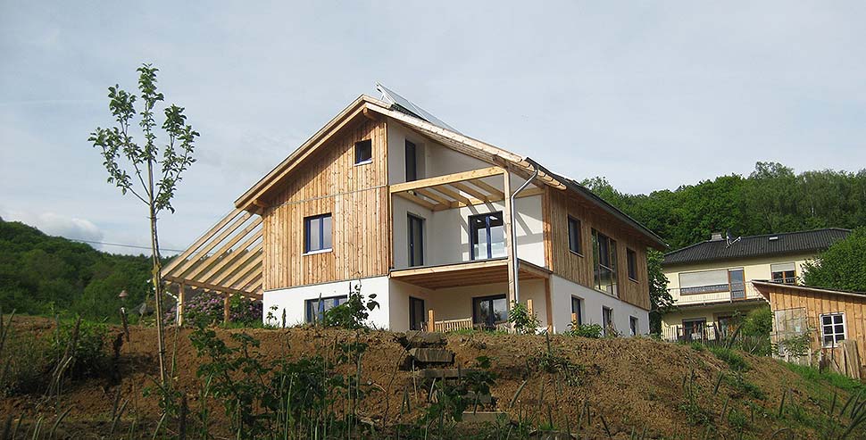 Holz statt Beton: Holzhäuser sind schnell gebaut, dämmen auf natürliche Weise gut und binden CO2 aus der Luft. Foto: Zimmerei Treibholz Holz statt Beton: Holzhäuser sind schnell gebaut, dämmen auf natürliche Weise gut und binden CO2 aus der Luft. Foto: Zimmerei Treibholz