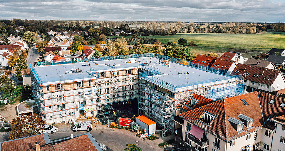 In Saarmund bei Potsdam errichtet KAMPA derzeit ein Wohngebäude in nachhaltiger Holz-Fertigbauweise mit 98 barrierefreien Wohnungen. Foto: BDF / KAMPA / ISOVER / Marc Wiegelmann