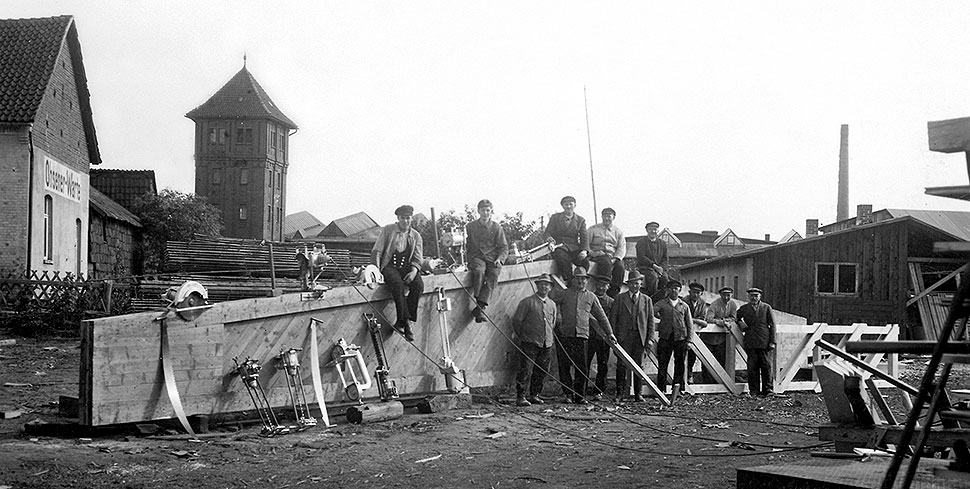 Der Unternehmer Heinrich Müller gründete 1903 in Hameln den Zimmereibetrieb, der 1936 vom Zimmerermeister Otto Baukmeier übernommen wurde und noch heute in Familienbesitz ist. Die Tochterfirma und Marke Meisterstück-HAUS entstand 1983. Foto: Meisterstück-HAUS