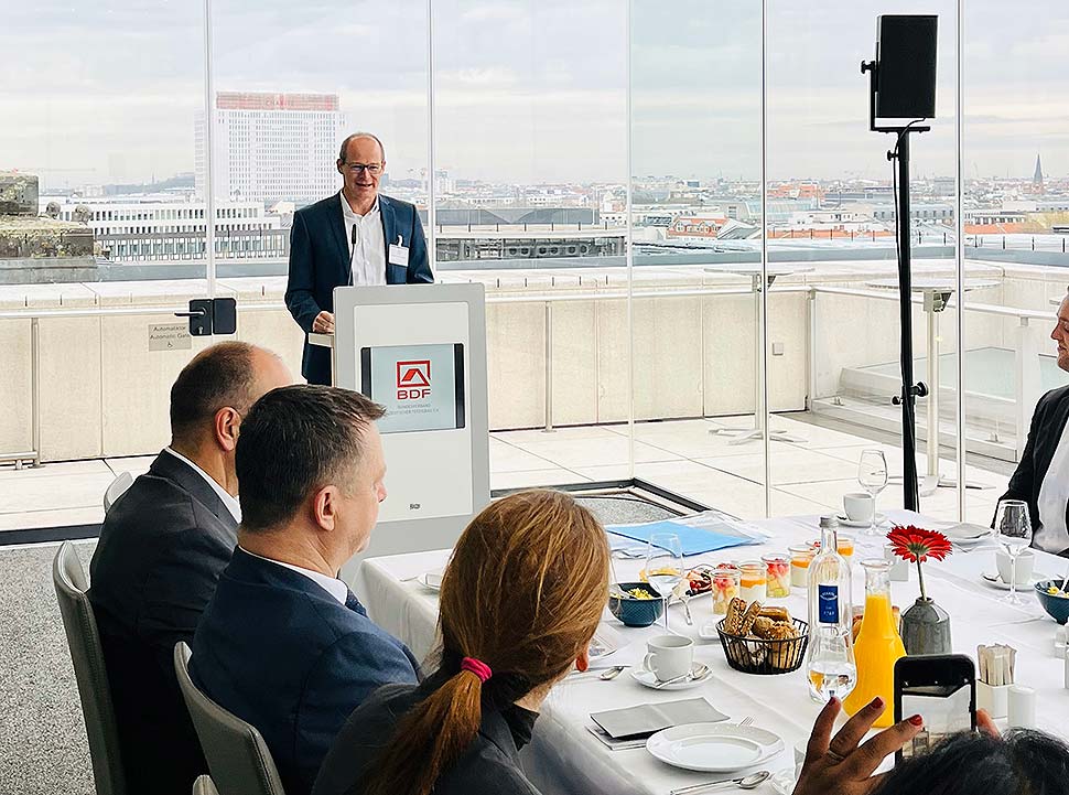 Beim Parlamentarischen Frühstück über den Dächern Berlins trafen sich Vertreter der Bundesbaupolitik und des Bundesverbandes Deutscher Fertigbau, hier am Rednerpult BDF-Präsident Mathias Schäfer. Foto: BDF