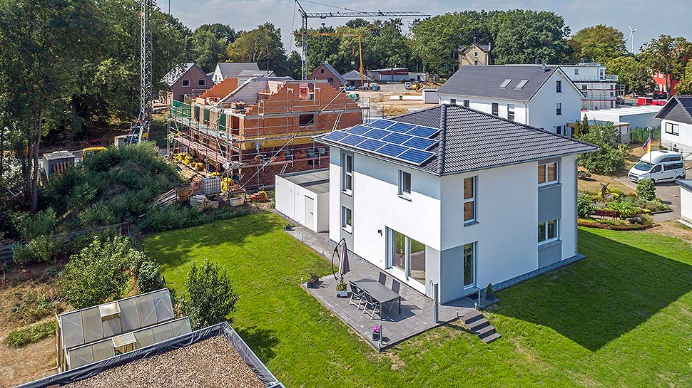 Individuell, planungssicher, energieeffizient: Fertighäuser sind bei Bauherren beliebt. Foto: BDF / Haas Fertigbau / Oliver Heinl
