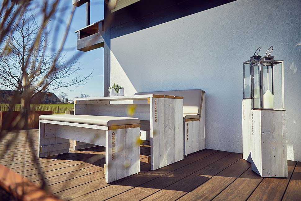 Terrassenmöbel in ihrer schönsten Form: WITTEKIND produzierte nachhaltig aus gebrauchtem Fichtenholz. Foto: Wittekind Möbel