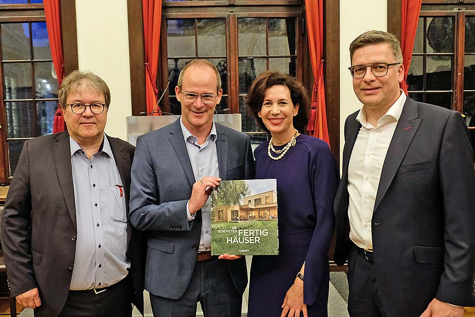 Feierliche Übergabe des ersten Buchexemplars durch die Verlegerin Marcella Prior-Callwey an BDF-Präsident Mathias Schäfer (2.v.l.) sowie die BDF-Geschäftsführer Achim Hannott (l.) und Georg Lange (r.). Foto: BDF