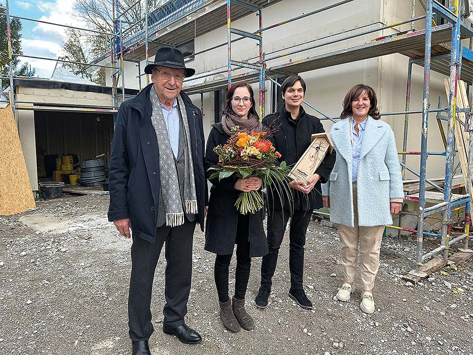 Firmengründer Hans Weber feiert zusammen mit dem glücklichen Baupaar Sandra und Steffen Boos sowie geschäftsführende Gesellschafterin Heidi Weber-Mühleck den historischen Bau des 40.000. Weber-Hauses seit 1960. Foto: WeberHaus