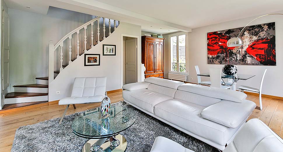 Kreative Raumgestaltung: Wie Sie komfortable Möbel und elegante Farbgestaltung für Ihre Hausplanung nutzen können. Foto: pixabay.com
