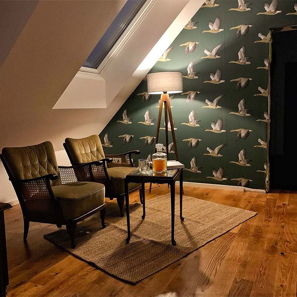 Bild zeigt Loungebereich mit Mansarde im Musterhaus MH 169 nach Modernisierung von Dr. Julia Drosselmeyer. Foto: Haas Fertigbau