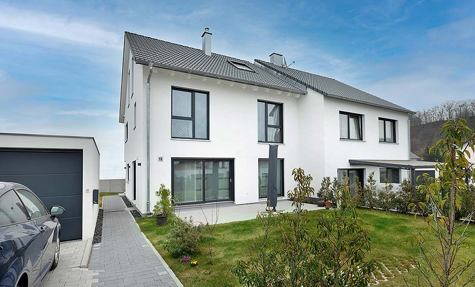 Effizient geplant und planungssicher realisiert ebnen Doppelhäuser in Holz-Fertigbauweise gleich zwei Baufamilien den Weg in die eigenen vier Wände. Foto: BDF / Talbau-HAUS / Corinna Holzer