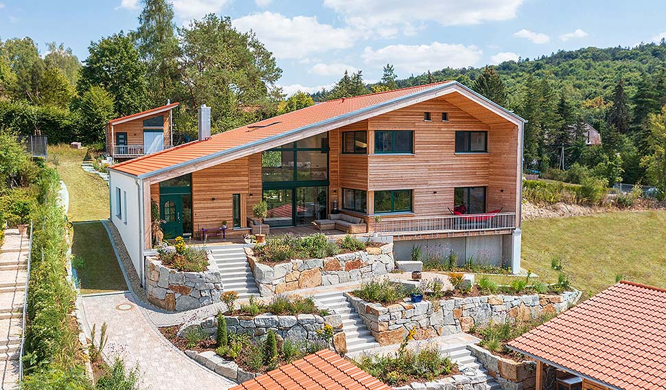 Individuell geplant, bequem und sicher gebaut: Das schätzen viele Bauherren an einem schlüsselfertigen Haus in Holz-Fertigbauweise. Foto: BDF / Gruber Holzhaus / Franz Bauer, Pantografie