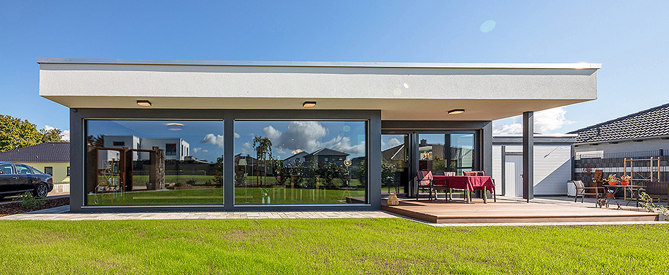 Bauherren schätzen den Komfort eines Bungalows in Holz-Fertigbauweise. Foto: BDF / Meisterstück-HAUS / Ulf Salzmann