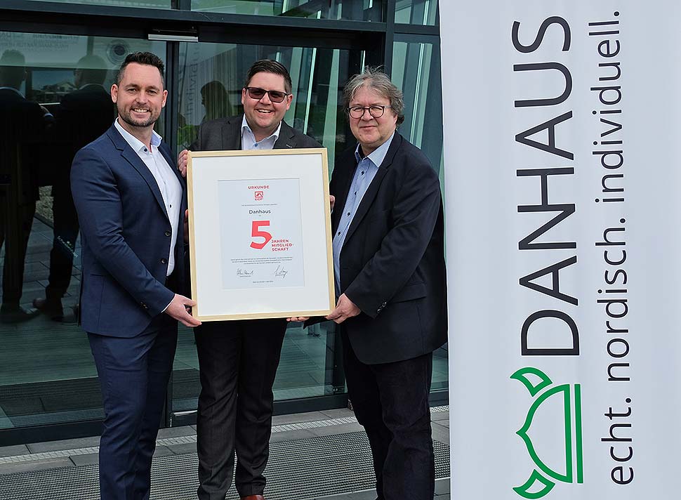 BDF-Geschäftsführer Achim Hannott (r.) überreichte den Danhaus-Geschäftsführern Daniel Göllner (l.) und Christian Baumann (m.) jetzt eine Urkunde für die fünfjährige Verbandsmitgliedschaft des Unternehmens. Foto: BDF