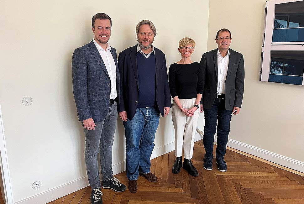 Projektpartner “Schöner Land”: Xaver Haas (Gruppengeschäftsführer der Unternehmen der Haas Group), Martin Menrad (Geschäftsführer Propos Projektentwicklung GmbH), Christine Ruof-Rokstein (Projektleitung Propos Projektentwicklung GmbH) und Thomas Wagner (Kaufmännischer Geschäftsführer Haas Fertigbau GmbH). Foto: Haas Fertigbau GmbH