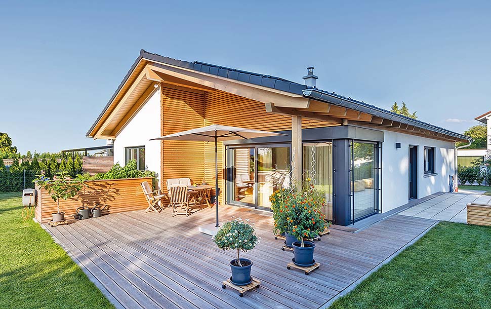 Ein kleines Haus mit Garten liegt bei Familien, Paaren und Singles hoch im Kurs. Foto: BDF / Regnauer Hausbau